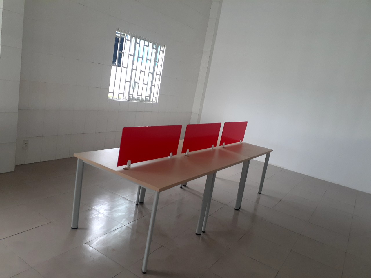 Cụm bàn làm việc chân sắt CBTP4